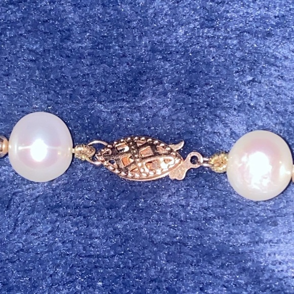 Pearl Necklace with 14K Gold Elegant and Class in one - Picture 7 of 17